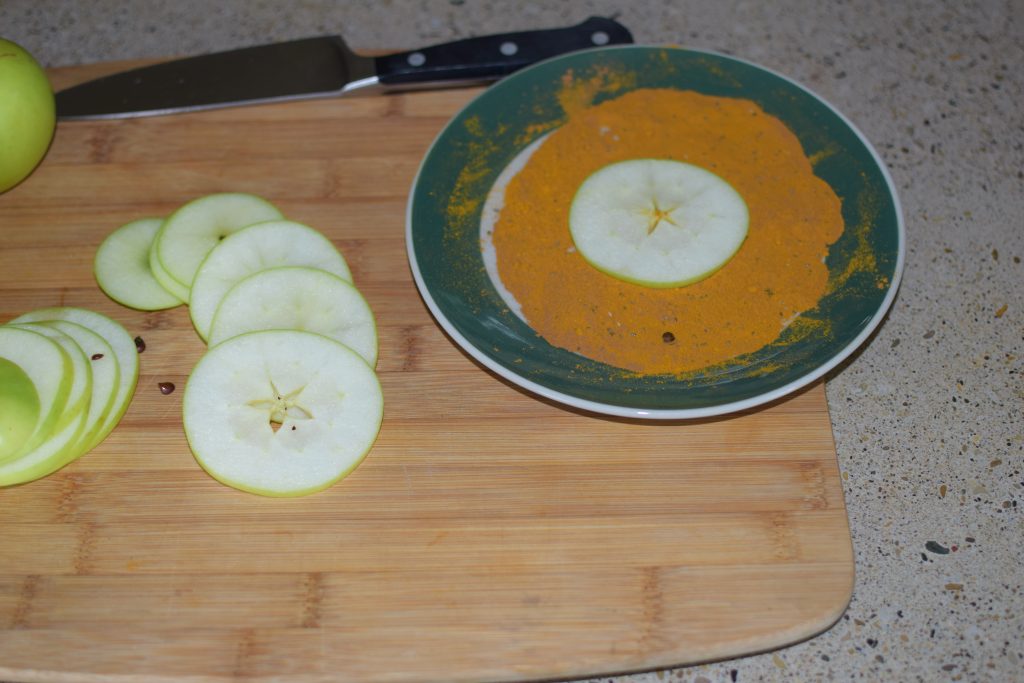 Try this easy horse treat recipe for turmeric apple slices for easy healthy horse treats. Step-by-step instructions at Insightful Equine.