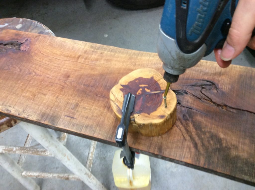 Full step-by-step plans to craft your own stunning horseshoe coat or bridle rack the easy way without welding, cutting, or bending any horseshoes.